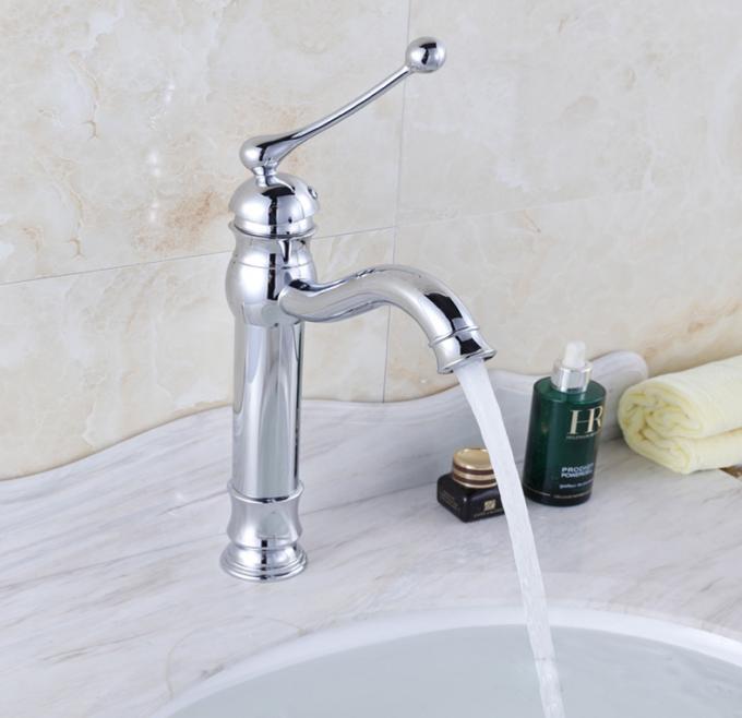 Les robinets sanitaires d'évier de cascade, un trou abaissent le robinet de cuisine