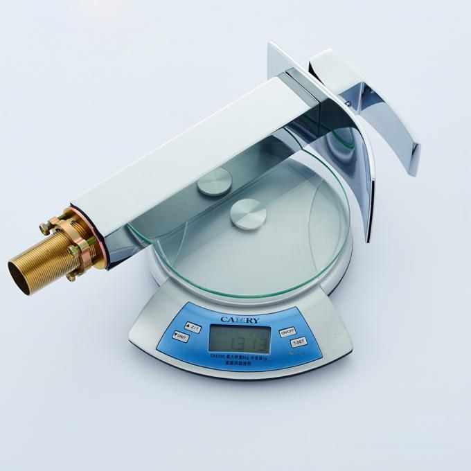 Robinets mécaniques de lavabo, robinet de bâti de plate-forme de pivot de la salle de bains 360