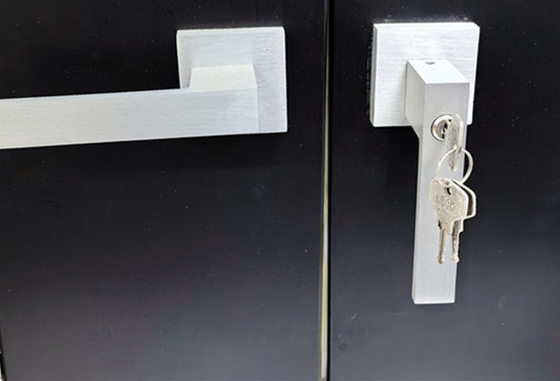 Sécurité de porte de hangar en aluminium durable de qualité supérieure résistant aux UV pour le stockage du jardin